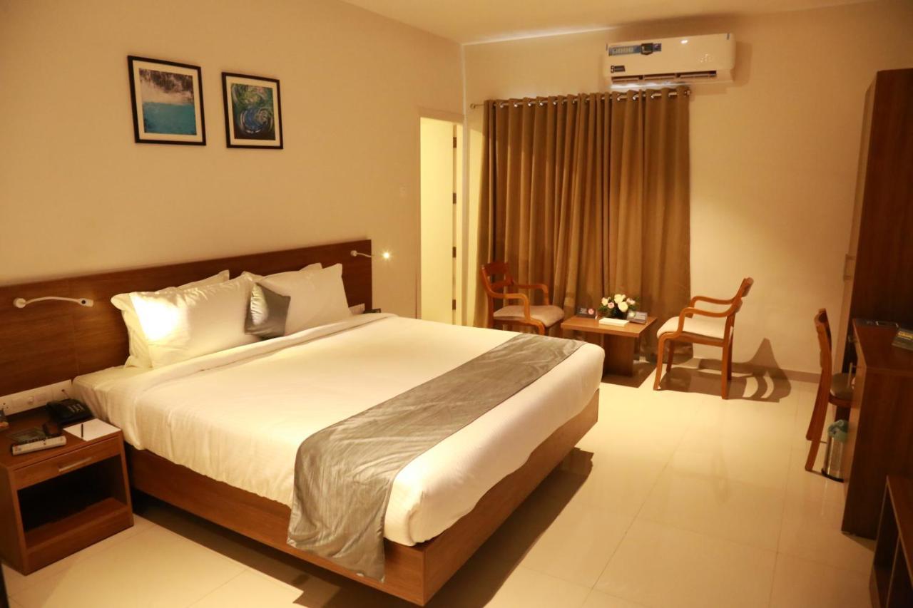 Hotel Picnic Manjeri Exterior photo